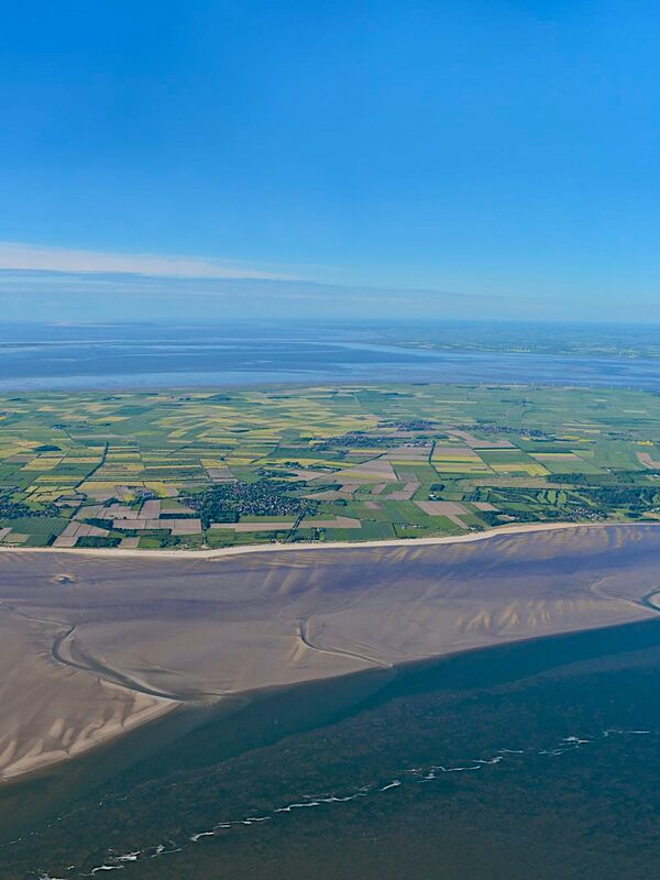 Luftaufnahme Föhr mit Sandbänken, Feldern und einem Dorf am Meer